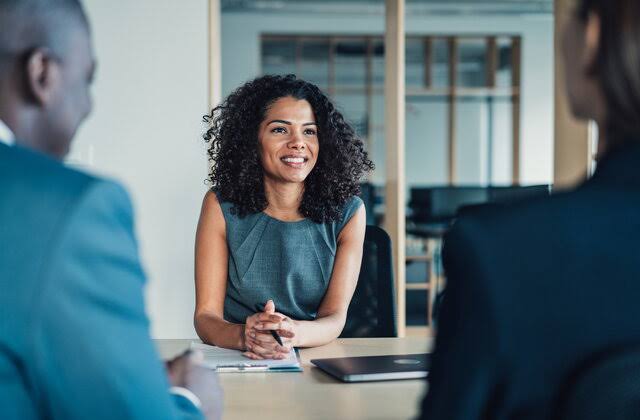 Consultante BNP PARIBAS en entretien avec des clients